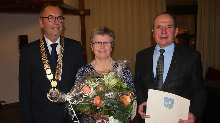 Bürgermeister Jürgen Kohmann mit Elisabeth und Josef WeisMatthias Einwag