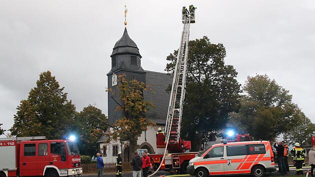 Die Feuerwehr aus Neustadt war für die Übung an der Bergkirche mit der Drehleiter angerückt.  Foto: Michael Stelzner