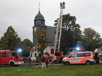 Die Feuerwehr aus Neustadt war für die Übung an der Bergkirche mit der Drehleiter angerückt.  Foto: Michael Stelzner