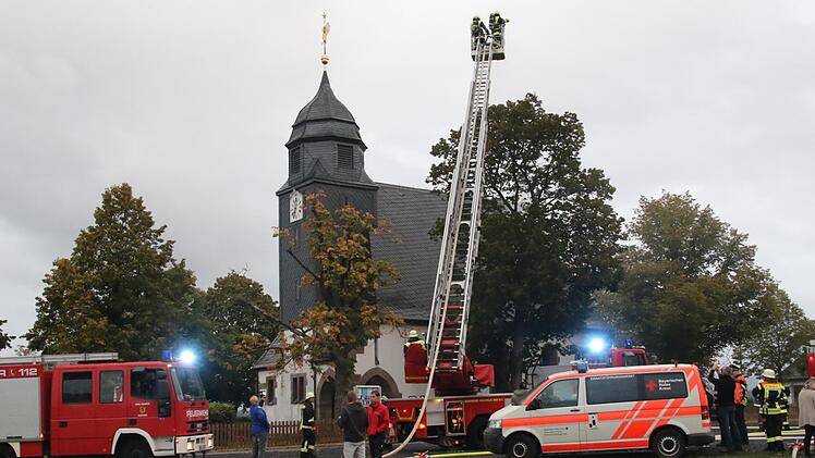 Die Feuerwehr aus Neustadt war für die Übung an der Bergkirche mit der Drehleiter angerückt.  Foto: Michael Stelzner