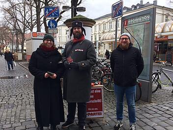 Die Partei sammelte noch bis Montagmittag Unterschriften. Foto: Stefan Fößel
