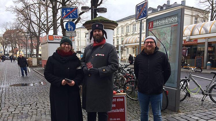 Die Partei sammelte noch bis Montagmittag Unterschriften. Foto: Stefan Fößel