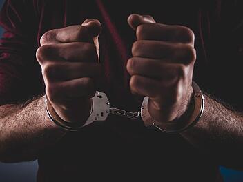 Ein Mann hat sich der Bundespolizei in N&uuml;rnberg gestellt - mit den Worten "Bitte &uuml;berpr&uuml;fen Sie mich"Symbolfoto: SZ Photos/Adobe Stock