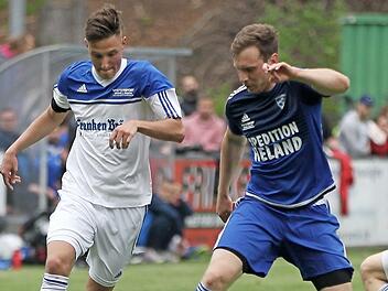 Im vergangenen Jahr trafen Johannes Schmidt (weißes Trikot) und der FC Mitwitz im Kreispokalfinale auf den TSV Mönchröden um Christian Hüttner. Die Partie zwischen den beiden Bezirksligisten endete mit einem deutlichen 5:1-Sieg der "Mönche".  Foto: Lisa Hümmer