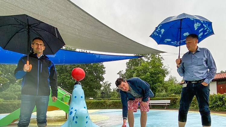 Jörn Kirchner, Oberbürgermeister Dominik Sauerteig und Joachim Gronau (von links) holten sich am Freitag im Kinderplanschbecken zwar freiwillig nasse Füße, aber die Köpfe sollten trocken bleiben.