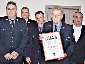 Für seinen langjährigen aktiven Feuerwehrdienst wurde Josef Manzer (mit Urkunde) zum Ehrenmitglied der Freiwilligen Feuerwehr von Woffendorf ernannt. Weiter im Bild (v. l.) die Kommandanten Frank Manzer und Marco Weidner, Vorsitzender Stefan Völker und Bürgermeister Robert Hümmer