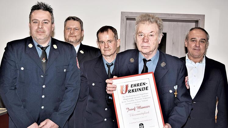 Für seinen langjährigen aktiven Feuerwehrdienst wurde Josef Manzer (mit Urkunde) zum Ehrenmitglied der Freiwilligen Feuerwehr von Woffendorf ernannt. Weiter im Bild (v. l.) die Kommandanten Frank Manzer und Marco Weidner, Vorsitzender Stefan Völker und Bürgermeister Robert Hümmer