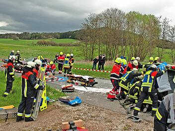 Die Helferinnen und Helfer der Feuerwehr und der Malteser &uuml;ben den Einsatz bei einem simulierten Verkehrsunfall.