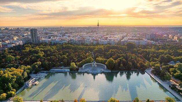 Luftaufnahme des Parque El Retiro in Madrid, Spanien, bei Sonnenaufgang zur goldenen Stunde, Aerial view of Parque El Retiro in Madrid, Spain at a golden hour sunrise