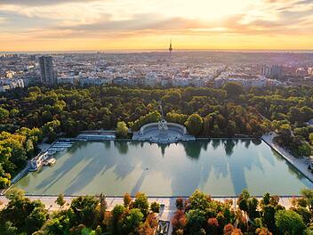 Luftaufnahme des Parque El Retiro in Madrid, Spanien, bei Sonnenaufgang zur goldenen Stunde, Aerial view of Parque El Retiro in Madrid, Spain at a golden hour sunrise