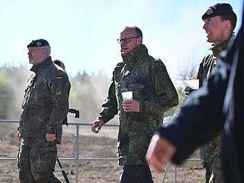 Bundeskanzler Merz besucht Bundeswehr in Munster