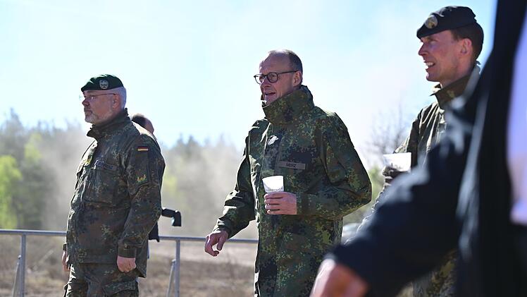 Bundeskanzler Merz besucht Bundeswehr in Munster