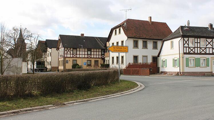 In Wiesen wird´s für den Schwertransport eng. Um zum Montageplatz am Main zu gelangen, muss die Last 90 Grad um die Kurve.