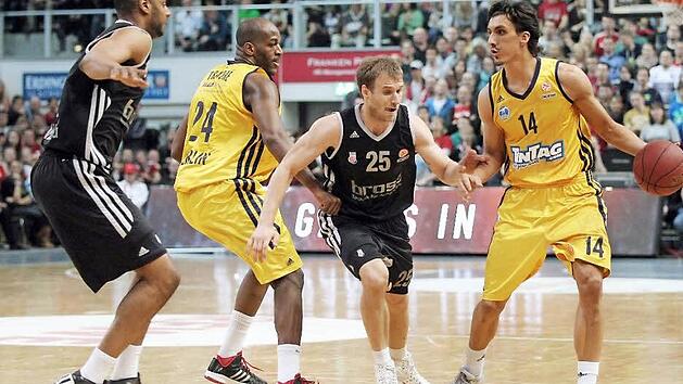 Sharrod Ford gegen Ali Traor&eacute; und Anton Gavel gegen Nihad Djedovic (v. l.), das sind auch heute zwei Schl&uuml;sselduelle beim Aufeinandertreffen der gro&szlig;en Rivalen in Bamberg. Foto: sportpress