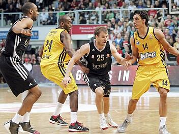 Sharrod Ford gegen Ali Traor&eacute; und Anton Gavel gegen Nihad Djedovic (v. l.), das sind auch heute zwei Schl&uuml;sselduelle beim Aufeinandertreffen der gro&szlig;en Rivalen in Bamberg. Foto: sportpress