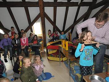 Zauberer Konstantin Articus suchte sich seine Assistentinnen im Publikum. Foto: Roland Meister