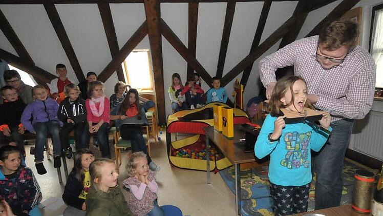 Zauberer Konstantin Articus suchte sich seine Assistentinnen im Publikum. Foto: Roland Meister