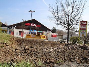 An der Behelfszufahrt zum Rewe-Einkaufsmarkt wird bereits gearbeitet. Foto: Matthias Beetz