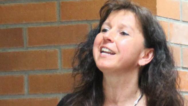 Lehrerin Anette Marx hatte die Musik mit der Orff-Gruppe der dritten und vierten Klasse einstudiert. Foto: Klaus Klaschka