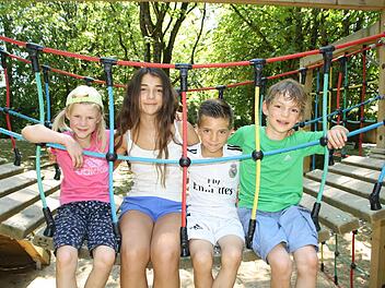 Selbst an heißen Tagen können sich Kinder auf dem wunderschön gelegenen Spieplatz nahe des Jörgentores in Münnerstadt auch mal ausruhen. Das nutzten auch unsere Tester (von links) Elisabeth, Giulia, David und Johann. Foto: Ralf Ruppert