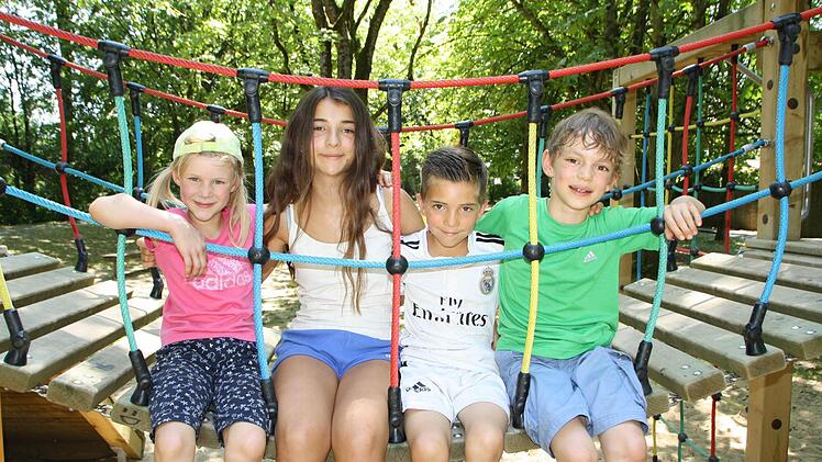 Selbst an heißen Tagen können sich Kinder auf dem wunderschön gelegenen Spieplatz nahe des Jörgentores in Münnerstadt auch mal ausruhen. Das nutzten auch unsere Tester (von links) Elisabeth, Giulia, David und Johann. Foto: Ralf Ruppert
