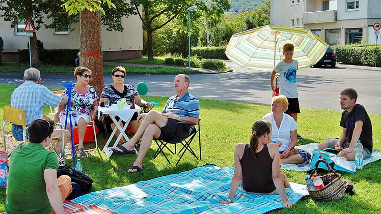 Im Freien schmeckt es allen gleich viel besser: Drei Generationen beim gemeinsamen Picknick. Foto: Sigismund von Dobschütz