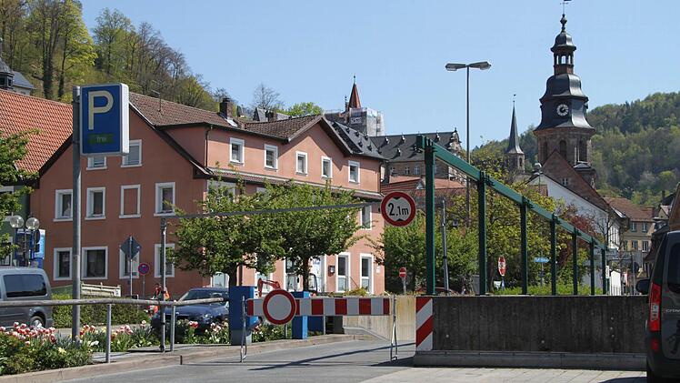 Kein Durchkommen: Die Tiefgarage unter dem Zentralparkplatz ist ab sofort für Autofahrer gesperrt. Foto: Jochen Nützel