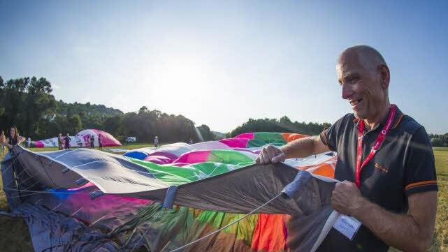 Dorothhee Bär (MdB) und Wolfgang Heyder bei den Vorbereitungen zur Ballonfahrt.