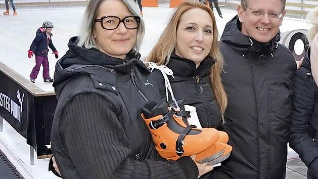 Dietmar Kn&ouml;&szlig; mit Kolleginnen vor der Eislaufbahn: Der Initiator ist zufrieden.  Foto: Bernhard Panzer