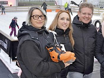 Dietmar Kn&ouml;&szlig; mit Kolleginnen vor der Eislaufbahn: Der Initiator ist zufrieden.  Foto: Bernhard Panzer