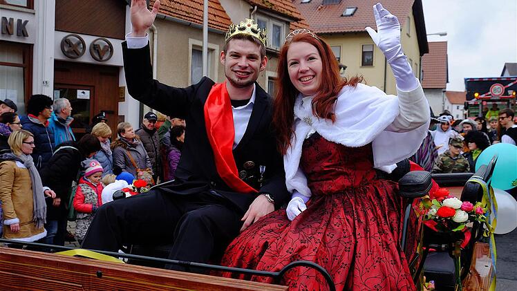 Prinz René II. der Wiederkehrer und Prinzessin Svenja vom Hohner Seeblick grüßen die Menge.Foto: Gerd Schaar