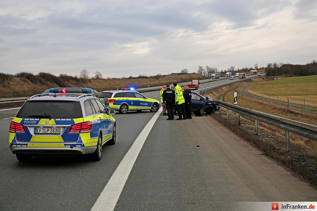 A9 bei Hof: Frau flieht vor Polizeikontrolle und baut Unfall