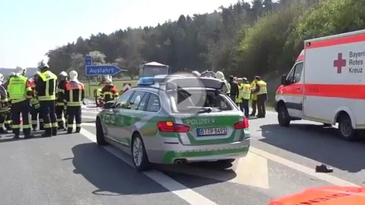 Auf der A70 ist es am Freitag zu einem schweren Unfall gekommen - ein Polizist schwebt in Lebensgefahr. Die Autobahn war bis in die Nachmittagsstunden in Richtung Bayreuth gesperrt.  Foto: News5/Merzbach