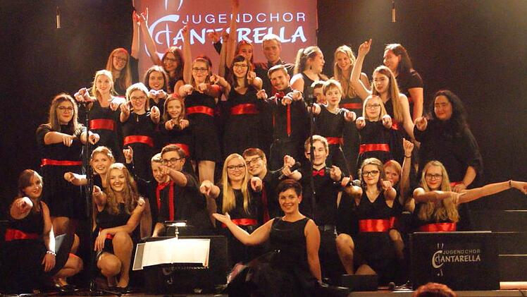 Zum hervorragenden Gesang liefert "Cantarella" auch eine tolle Performance, mit viel Schwung und Hingabe präsentiert der Jugendchor seine Lieder. Fotos: Sabine Weinbeer