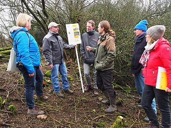 Wo das Schild steht, stand bis vor kurzem die Hecke dicht, wie im Hintergrund. Von links  Susanne Bosecker, J&ouml;rg Limmer, Johannes Welscher, Matej Mezovsky, G&uuml;nter Heinlein und  Christine Neubauer.Nicole Julien-Mann