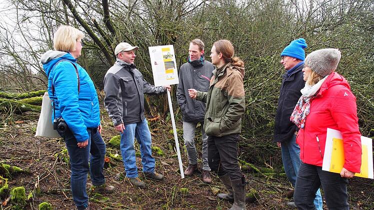 Wo das Schild steht, stand bis vor kurzem die Hecke dicht, wie im Hintergrund. Von links  Susanne Bosecker, J&ouml;rg Limmer, Johannes Welscher, Matej Mezovsky, G&uuml;nter Heinlein und  Christine Neubauer.Nicole Julien-Mann