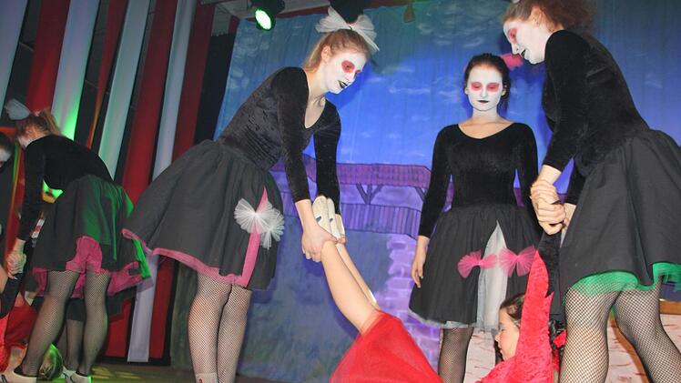 Sketche, Garden und allerlei Kurzweil  und Tanzeinlagen gab's beim Kinderbüttenabend.Veronika Schadeck