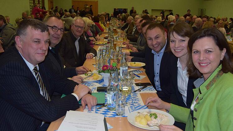 Hering essen am Aschermittwoch (linke Reihe, von links): Hans-Josef Stich, Bürgermeister Jürgen Kohmann, CSU-Stadtrat Ottmar Kerner; rechte Reihe: Ilse Aigner, Emmi Zeulner, Jürgen Baumgärtner.