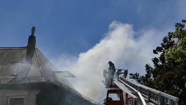 F&uuml;r einen Einsatz der Feuerwehr sorgte am Sonntagnachmittag der Brand einer Dachterrasse eines Mehrfamilienhauses. Das Dachgeschoss ist durch die Flammen unbewohnbar. Foto: NEWS5/O&szlig;wald
