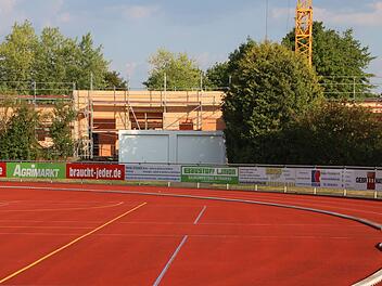 Der Neubau der Kindertagesstätte neben der Pater-Lunkenbein-Schule und dem TSV-Sportgelände nimmt Gestalt an. Die Gemeinderäte machten sich in ihrer jüngsten Sitzung Gedanken darüber, wo die zehn Kfz-Stellplätze für die Einrichtung entstehen sollen, so dass möglichst wenig Gefahren durch an- und abfahrende Autos am Schulweg der Kinder entstehen.Matthias Einwag
