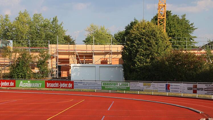 Der Neubau der Kindertagesstätte neben der Pater-Lunkenbein-Schule und dem TSV-Sportgelände nimmt Gestalt an. Die Gemeinderäte machten sich in ihrer jüngsten Sitzung Gedanken darüber, wo die zehn Kfz-Stellplätze für die Einrichtung entstehen sollen, so dass möglichst wenig Gefahren durch an- und abfahrende Autos am Schulweg der Kinder entstehen.Matthias Einwag