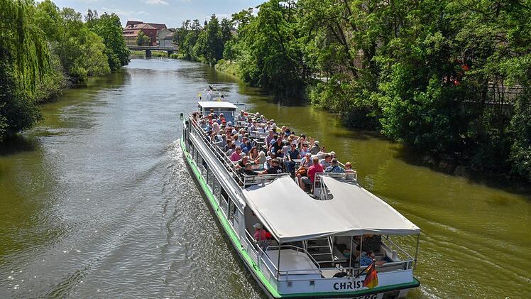 ...  unten  fährt die "Christl" die Touristen durch Bamberg.  Foto: Ronald Rinklef
