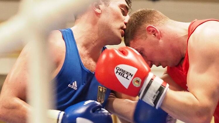 Schlag um Schlag. Dadaev Zelimban beim Kampf. Foto: J&uuml;rgen Schmitt