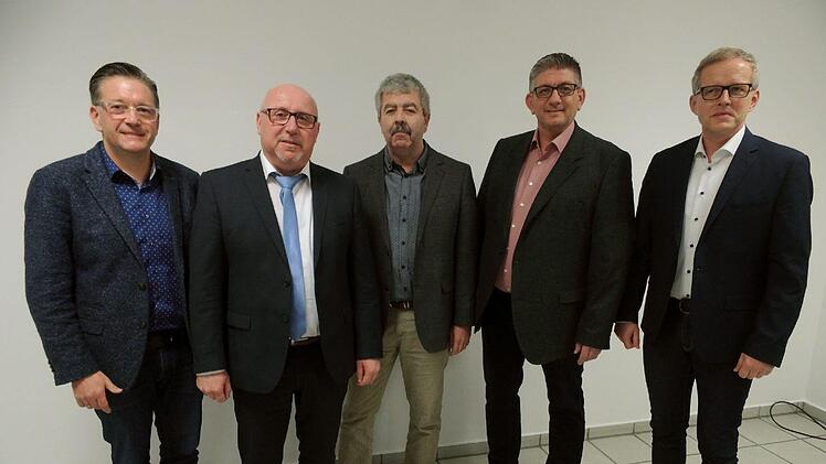 Die B&uuml;rgermeisterkandidaten Karsten Fischkal  (FW), Uwe P&ouml;schl (CSU), Michael Auer (Gr&uuml;ne), Norbert Lamm (SPD) und Ralf  Olmesdahl (AB, v. l.) stellten ihre Positionen vor.   Foto: Britta Schnake