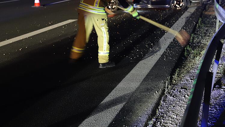 Unfall auf A9: Trucker kümmert sich nicht um Schaden