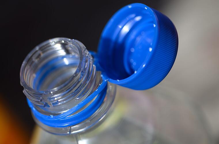 Fest verbundene Deckel nerven Verbraucher beim Trinken