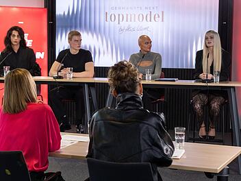 Julia (rechts) spricht offen &uuml;ber den Tod ihres Freundes.