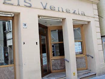 Die Stufen vor der ehemaligen Eisdiele erschweren die Neuvermietung