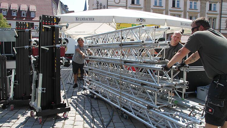 Die Bühne am Marktplatz wurde am Donnerstag in den Mittagsstunden aufgestellt.