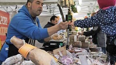 Mal probieren? Das war beim italienischen Spezialitätenmarkt am Albertsplatz möglich. Foto: Simone Bastian